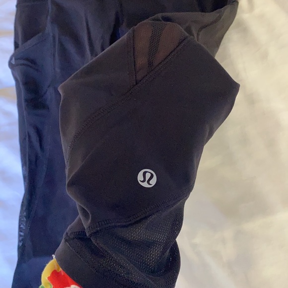 Lululemon Size 4 Black Crops, High Rise - Picture 6 of 7